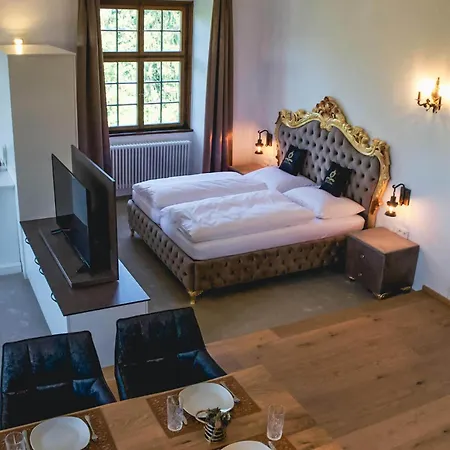 فندق Luxurious Castle Retreat In Austria Innviertler Versailles With Nearby Spas