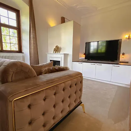 فندق Luxurious Castle Retreat In Austria Innviertler Versailles With Nearby Spas Aurolzmunster
