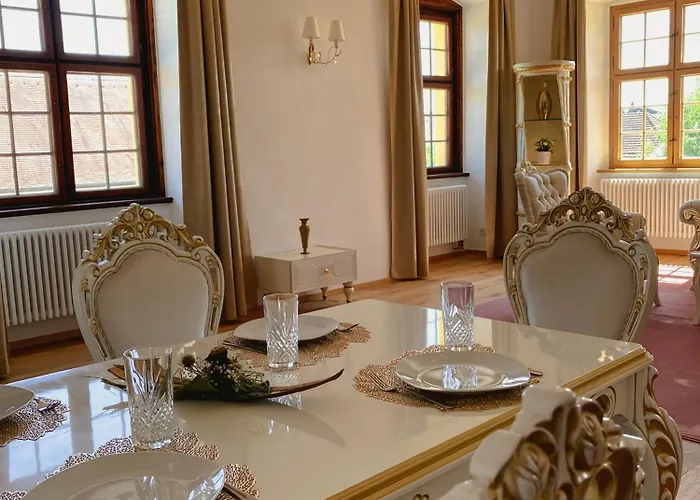 酒店 Luxurious Castle Retreat In Austria Innviertler Versailles With Nearby Spas Aurolzmunster