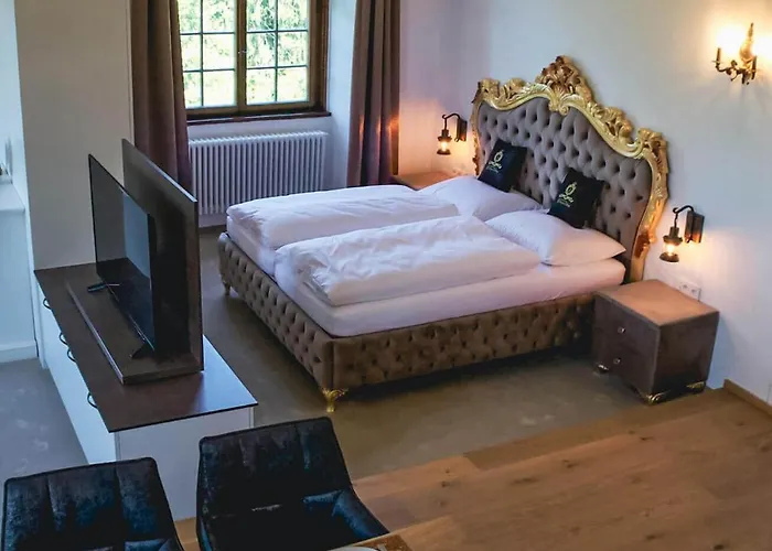 酒店 Luxurious Castle Retreat In Austria Innviertler Versailles With Nearby Spas
