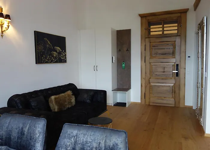 酒店 Luxurious Castle Retreat In Austria Innviertler Versailles With Nearby Spas *