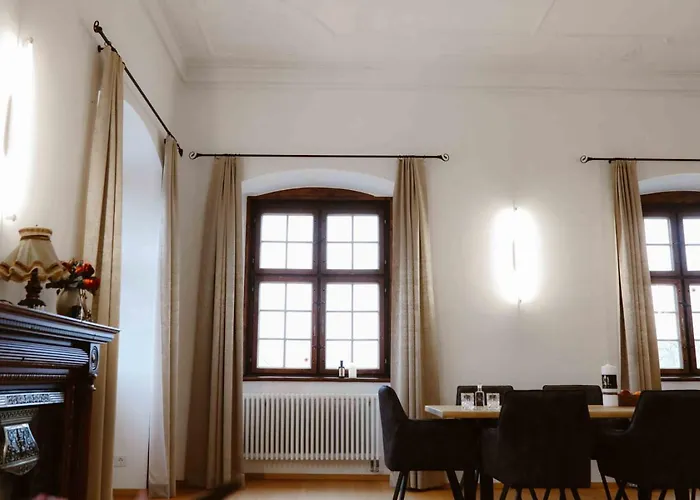 酒店 Luxurious Castle Retreat In Austria Innviertler Versailles With Nearby Spas Aurolzmunster